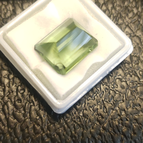 Moldavite Emerald Cut 10.15 Ct - Picture 4 of 7